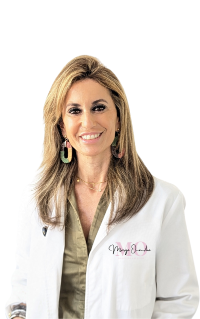 Fotografía de parte superior de Marga Onandía, con bata con el logo de Marga Onandía